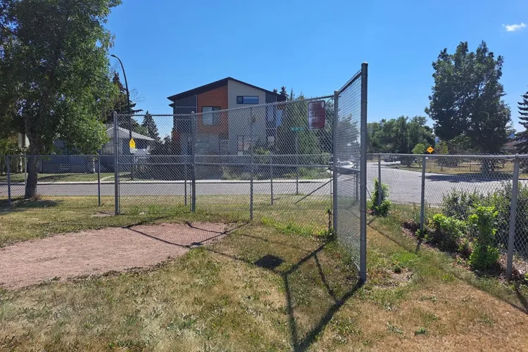 How to Choose the Right Fence for Residential and Commercial Uses