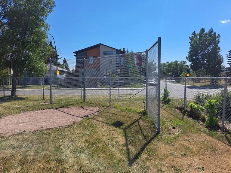 How to Choose the Right Fence for Residential and Commercial Uses